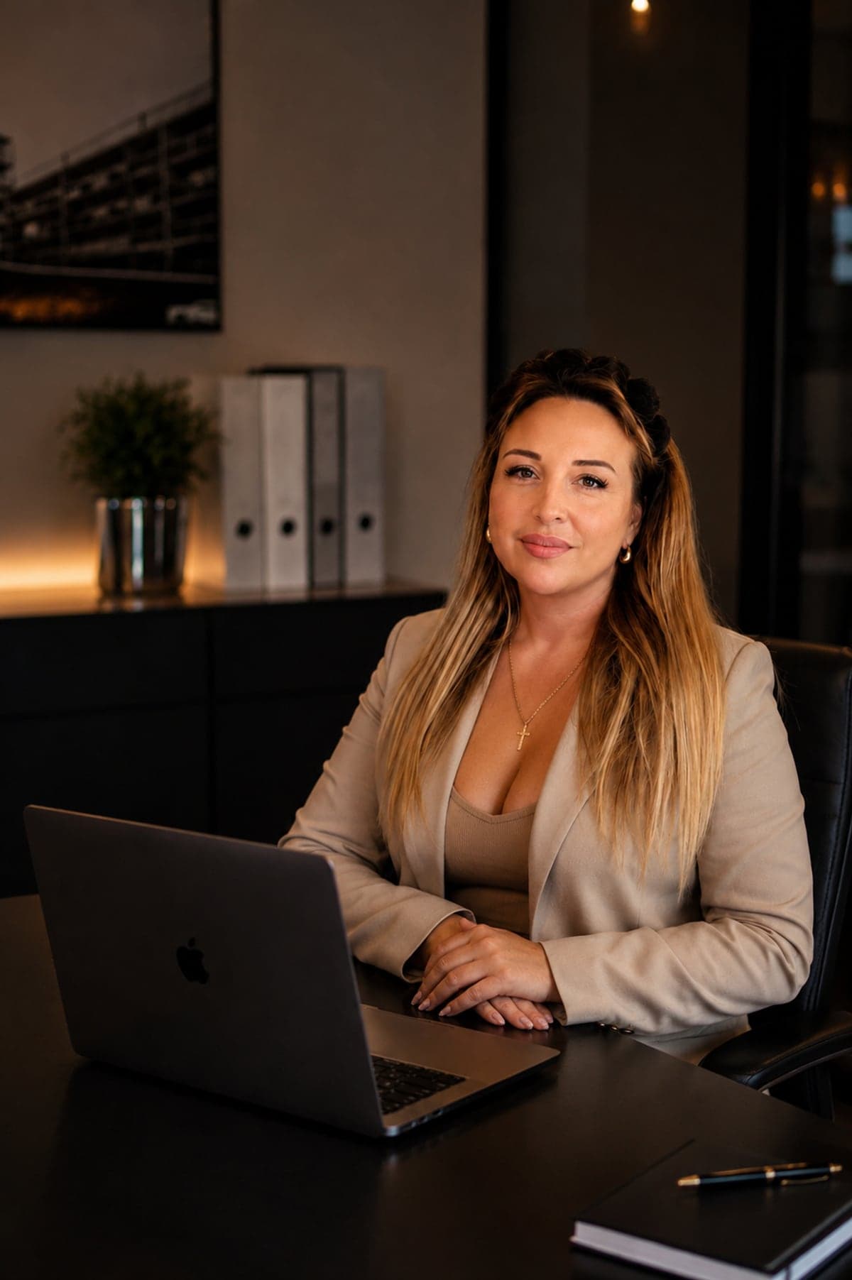 Janina, Wirtschaftspsychologin und MPU-Beraterin, in ihrem Büro